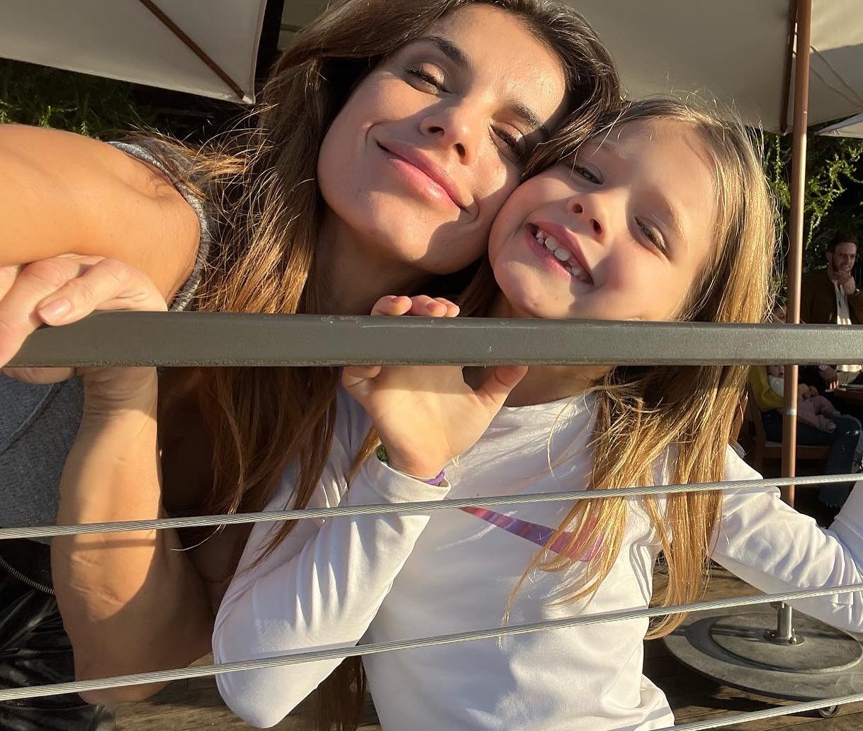 Elisabetta Canalis Same squad different places
Looove u guys...