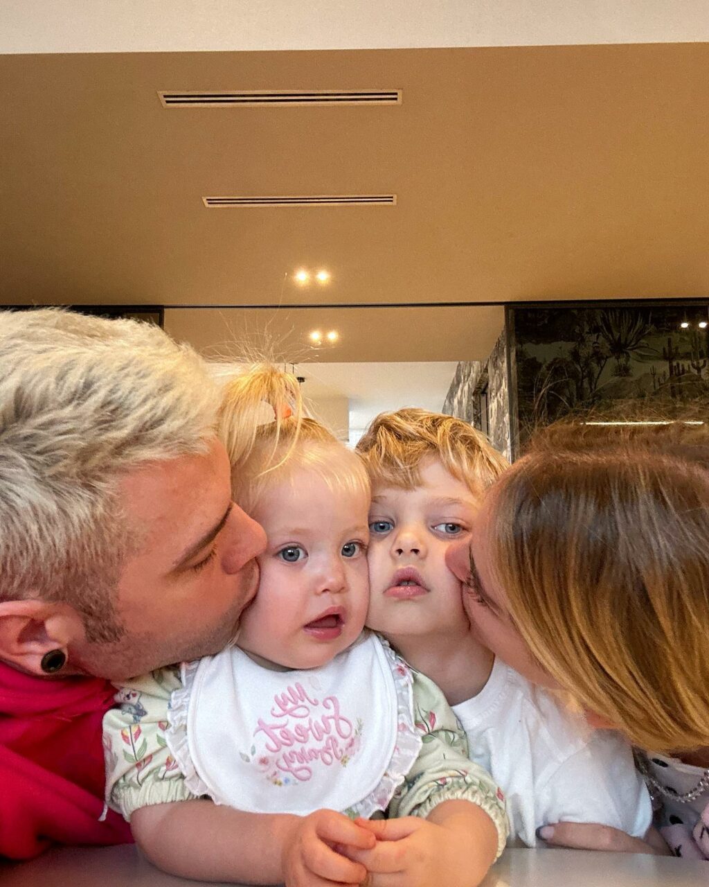 Fedez, il rapper più famoso d'Italia o almeno così si definisce lui stesso, con le sue t-shirt...