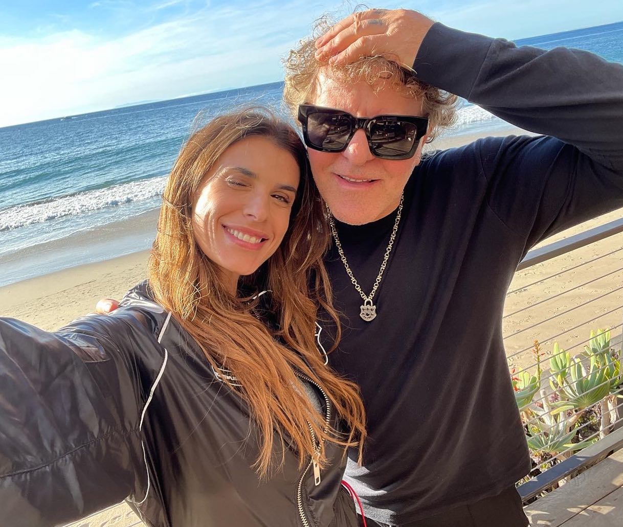 Elisabetta Canalis Same squad different places
Looove u guys...