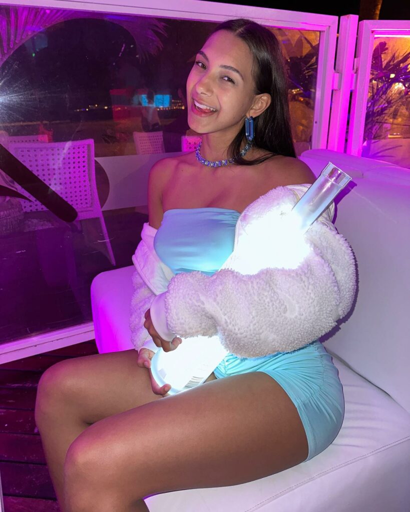 Giulia Ottorini, In realtà non bevo… su Instagram delizia i suoi fan
