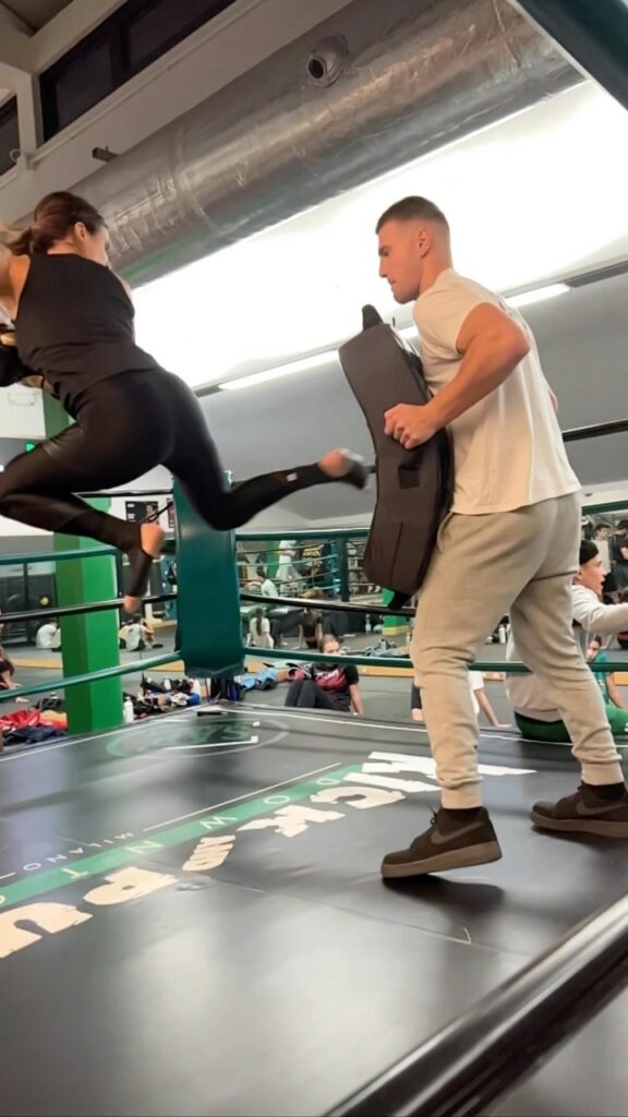 Elisabetta Canalis, Kick’em up… su Instagram incanta i suoi fan
