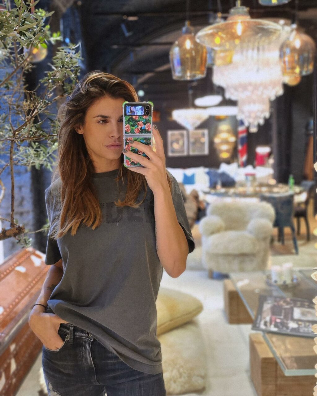 Elisabetta Canalis, nota per la sua bellezza mediterranea e il suo fascino irresistibile, ha...