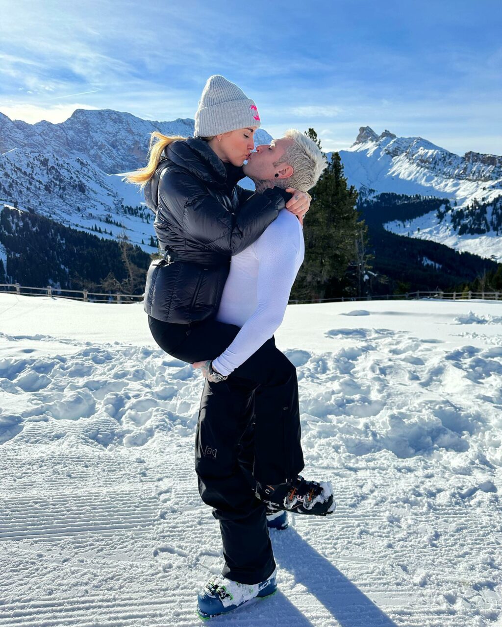 Immagina di essere catapultato nel mondo di Fedez, un universo in cui il rap e lo stile si fondono...