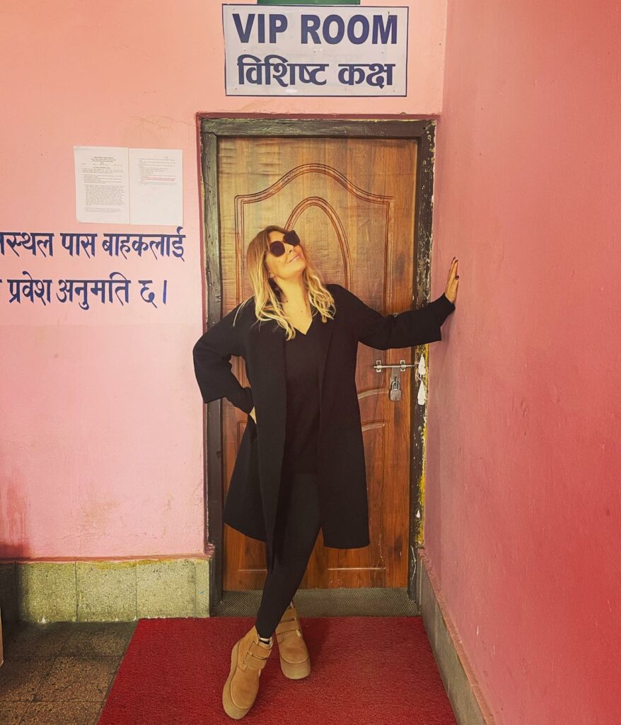 Selvaggia Lucarelli, Nepal. Aeroporto di Bharatpur. Da queste parti, ovvero la giungla nepalese, i vo… su Instagram delizia i suoi fan
