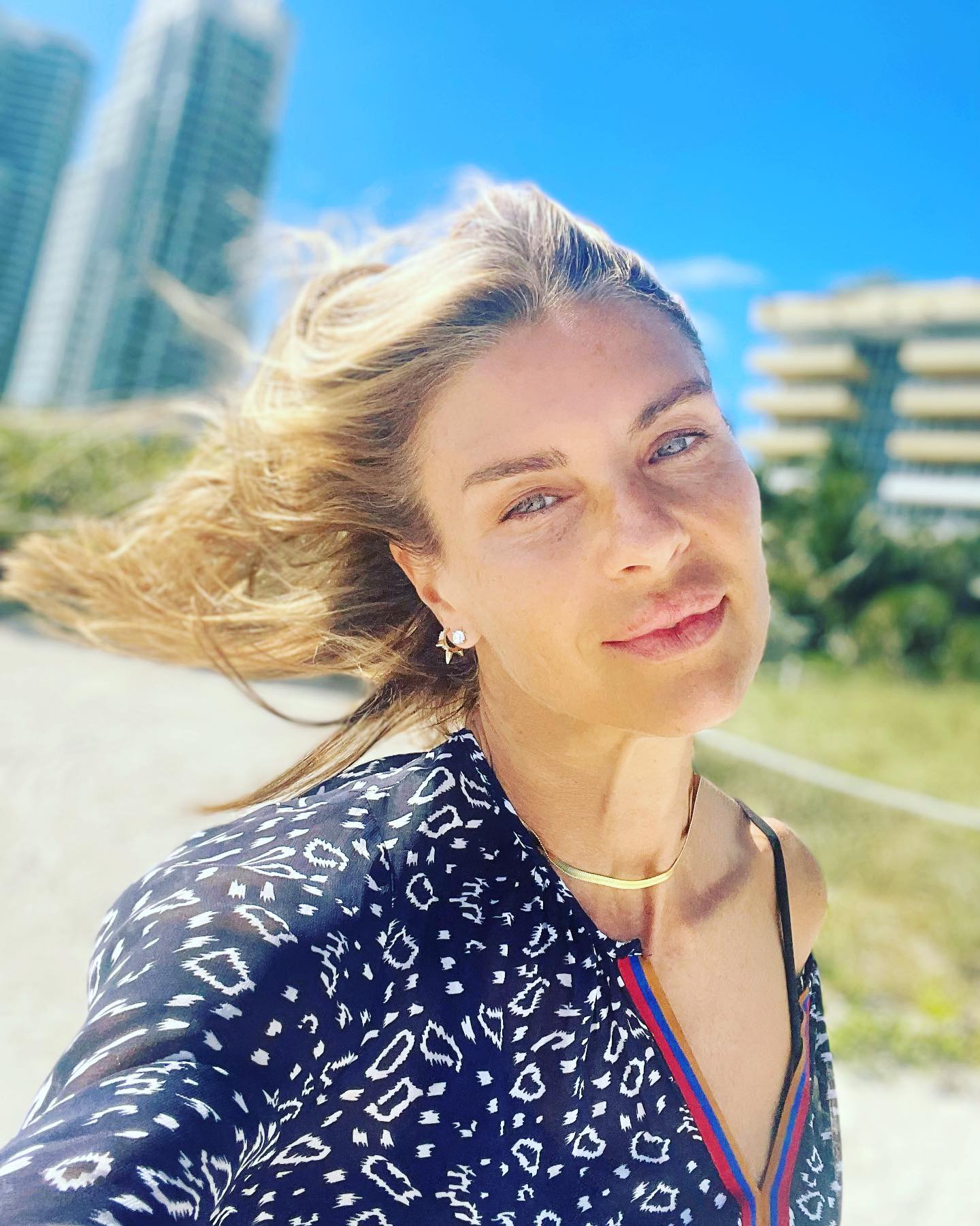 Martina Colombari Essenza /e's:entsa/
s. f. [dal lat. essentia, der. di