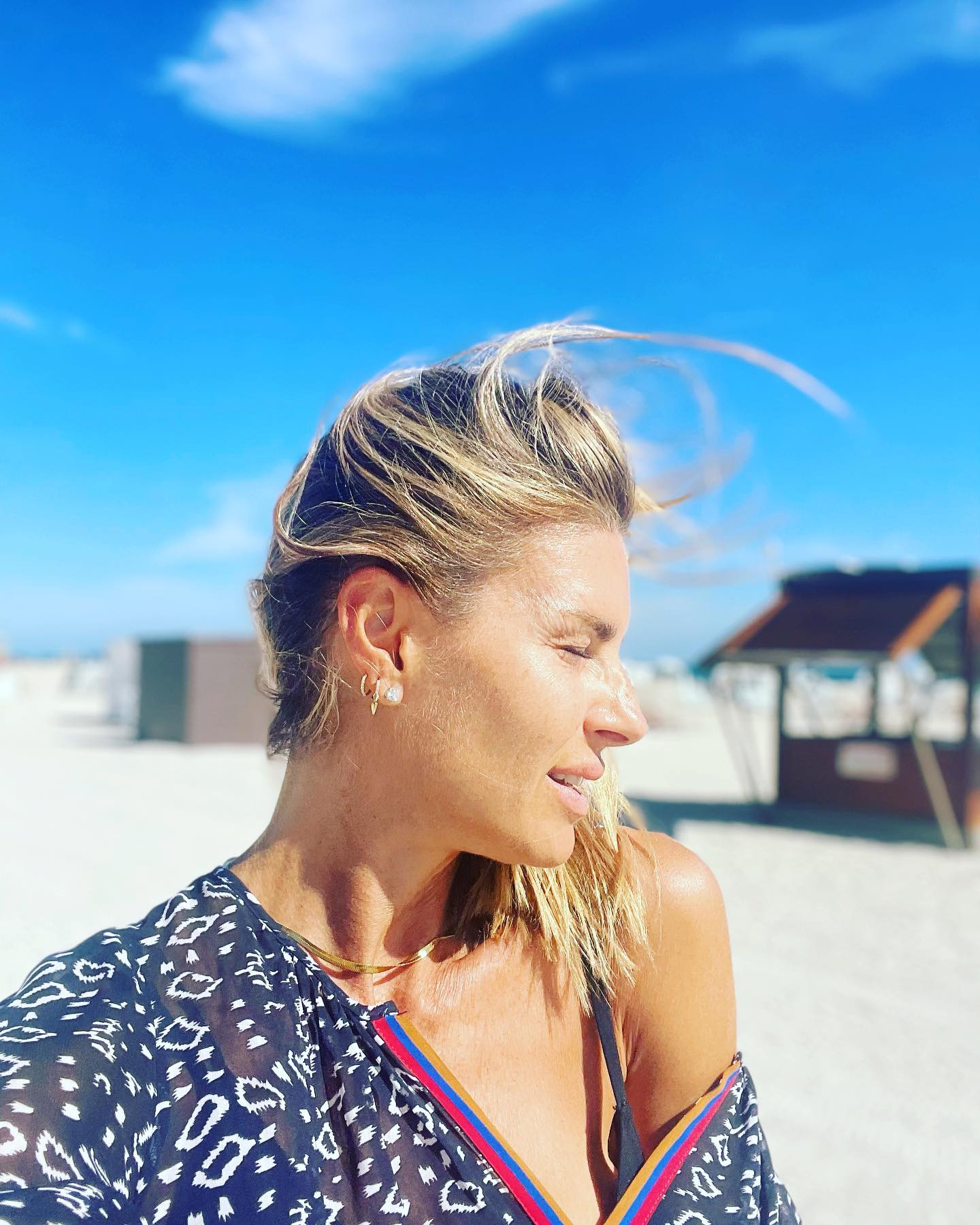 Martina Colombari Essenza /e's:entsa/
s. f. [dal lat. essentia, der. di