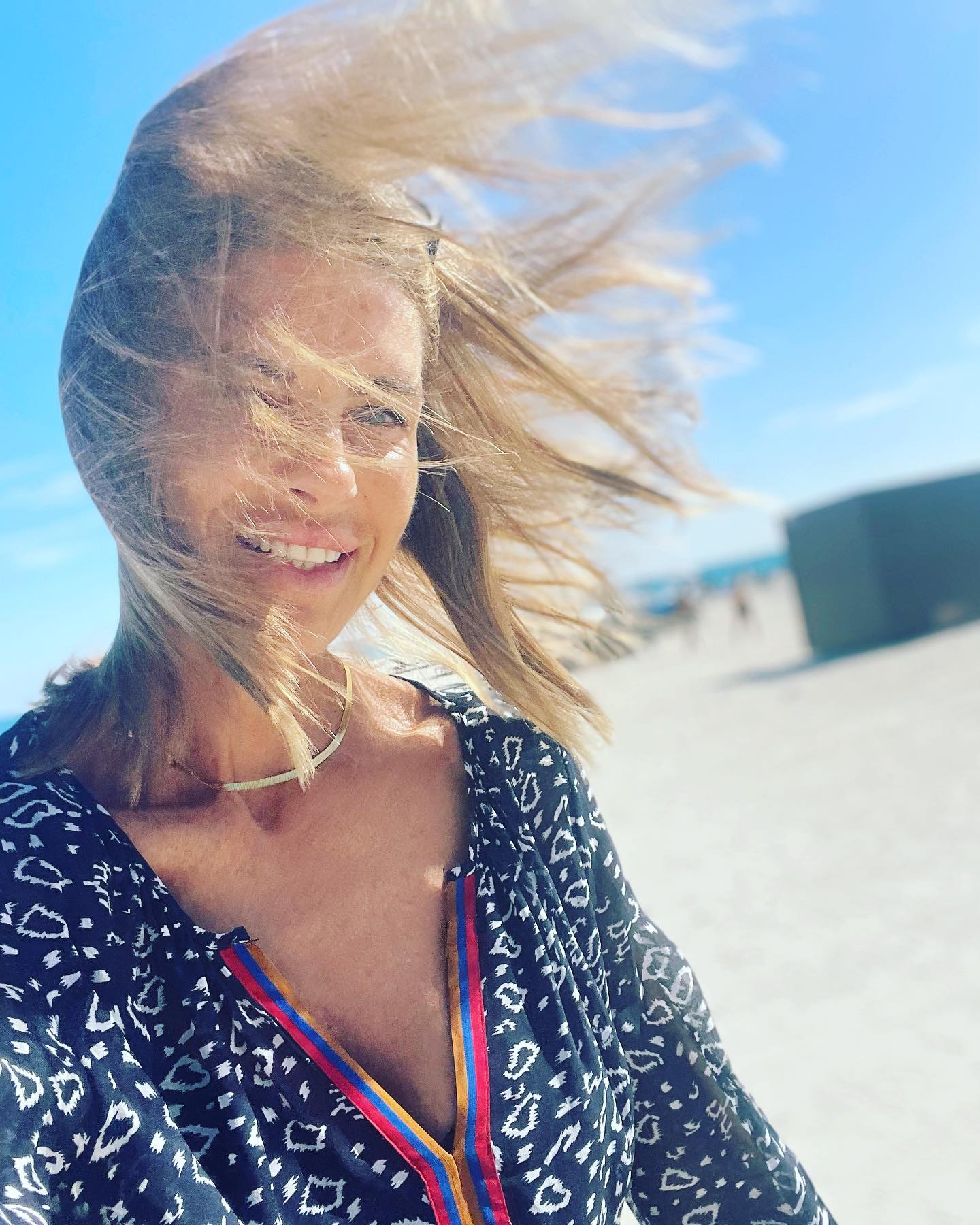 Martina Colombari Essenza /e's:entsa/
s. f. [dal lat. essentia, der. di