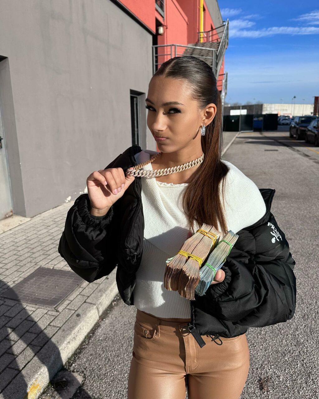 Giulia Ottorini, Diamanti suoi, soldi miei, booty nostro… su Instagram per i suoi fan