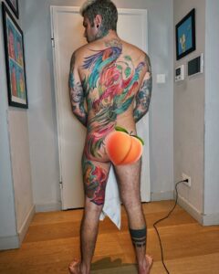 Fedez, il rapper più famoso d'Italia (o almeno così dice lui), noto per le sue canzoni orecchiabili...