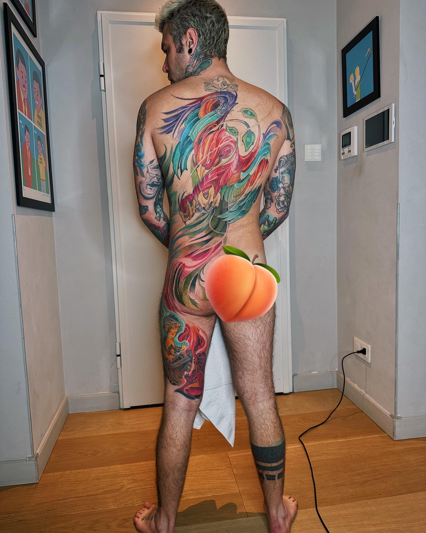 Fedez L’araba fenice stringe fra gli artigli l’ago dei punti di sutura e rinasce dalle...