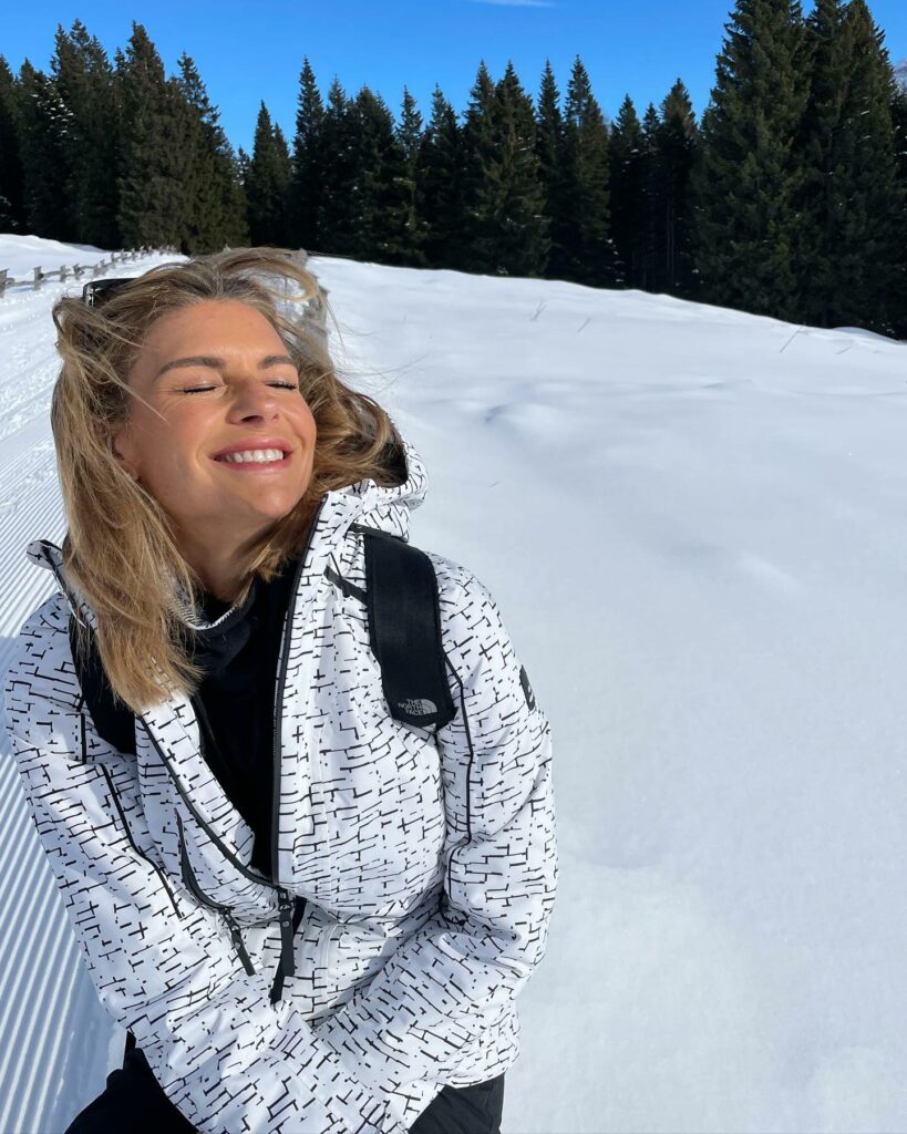 Martina Colombari, Di più bello che camminare in montagna col silenzio, il cielo blu, e un sole spl… su Instagram incanta i suoi fan