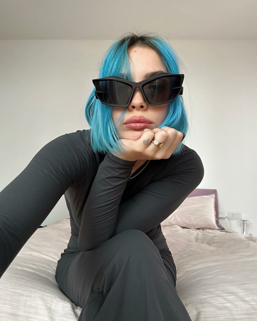 Rose Villan, l'irresistibile combinazione di grazia e determinazione, è una donna che non passa...