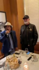 Flavio Briatore, il magnate dall'aria da duro e cuore d'oro, sembra avere più vite di un gatto e più...