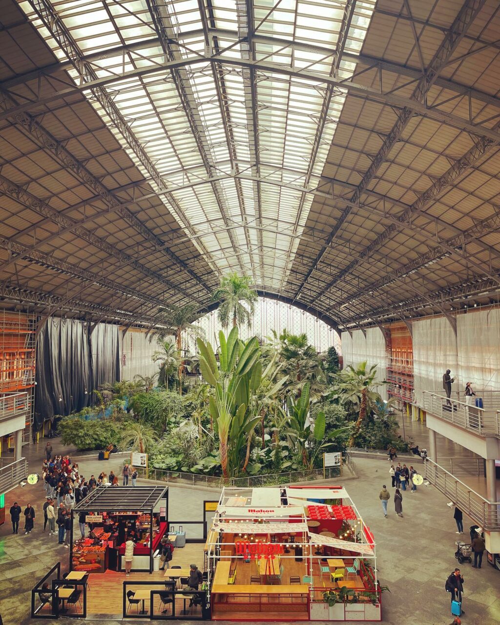 Selvaggia Lucarelli, La stazione ferroviaria di  è spettacolare…. su Instagram per i suoi fan