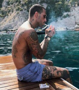 Fabrizio Corona, l'uomo che ha reso il mestiere della paparazzata un'arte, un vero e proprio guru...