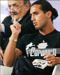 Fabrizio Corona, l'uomo che ha reso famoso il termine "paparazzo" più di un tempo e che ha fatto...