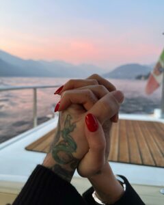 Chi è Fedez? Beh, se sei uno di quei rari individui che non hanno mai sentito parlare di lui, ti...