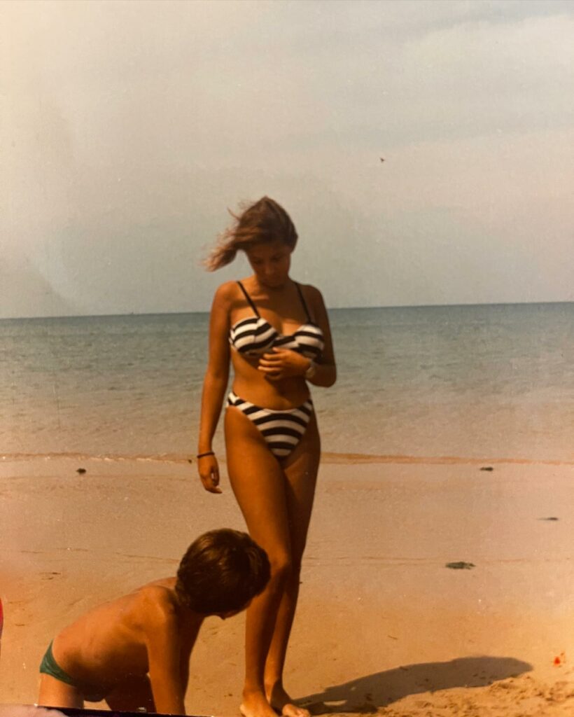 Selvaggia Lucarelli, 13 anni, costume notevole e mare d’Abruzzo. What else?… su Instagram torna per i suoi fan