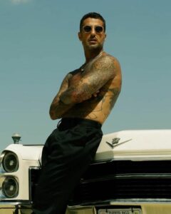 Fabrizio Corona, l'uomo che ha fatto della cronaca rosa il suo pane quotidiano. Con il suo fascino...