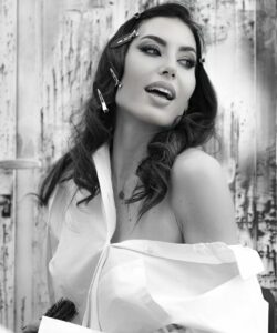 Ah, Elisabetta Gregoraci. Quanta grazia e bellezza racchiusa in un unico essere umano! Con il suo...