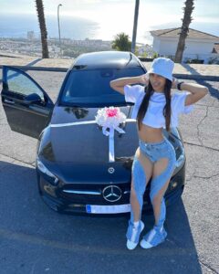 Giulia Ottorini, La mia prima macchina comprata senza l’aiuto di nessuno, ringrazio mamma e papà … su Instagram per i suoi fan