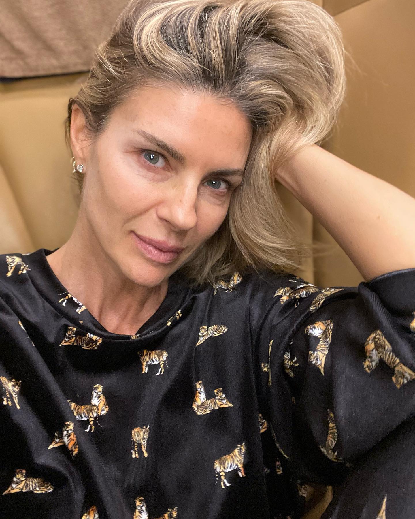 Martina Colombari STANCHEZZA
Per favore vai via
Tanto tu in casa mia
No, non entrerai mai….
C'è ...