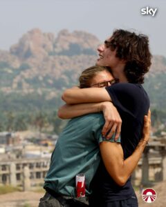 C'è una regola non scritta nel mondo dello spettacolo: se hai un sorriso smagliante e una simpatia...