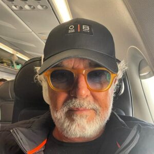 C'era una volta un imprenditore italiano dal look impeccabile e dalla smagliante calvizie, un vero e...