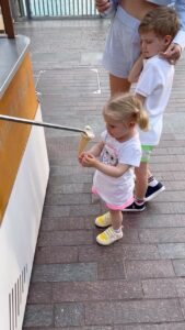 Il mondo della musica italiana non sarebbe lo stesso senza di lui, il rapper dai capelli colorati e...