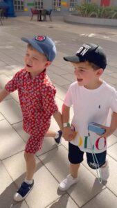 Chi è Fedez? Un giovane rapper italiano, con una chioma ribelle e un talento innato per scrivere...