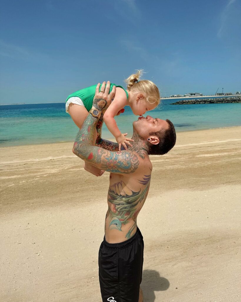 Fedez, Ti amo principessa… su Instagram saluta i suoi fan