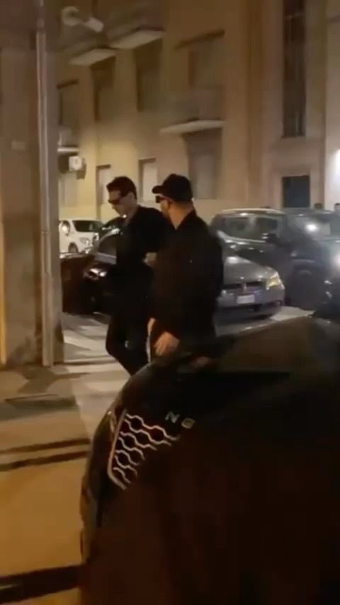 Fabrizio Corona, Tutto quello che fingete di essere su instagram io lo vivo per davvero. Da venti… su Instagram delizia i suoi fan