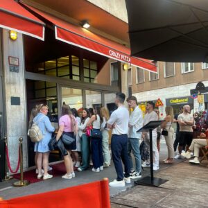 Cari amici, oggi vi parleremo di un personaggio unico nel suo genere: Flavio Briatore. Quest'uomo...