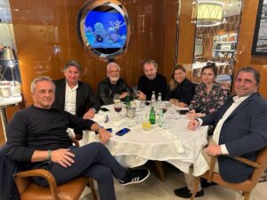 Flavio Briatore, il magnate dell'imprenditoria e personaggio televisivo dal carisma magnetico e...