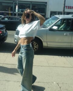 Non c'è modo migliore per descrivere Elisabetta Canalis se non con un tocco di ironia e sarcasmo...