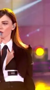 Ciao lettori, oggi vi parleremo di Annalisa, la regina del sarcasmo e dell'autoironia. Annalisa è...