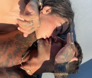 Chi non conosce Fabrizio Corona? L'uomo che ha fatto della cronaca rosa la sua casa estiva, il re...