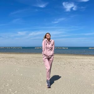 Viaggio nella vita straordinaria di Martina Colombari, la regina della bellezza italiana che ha...