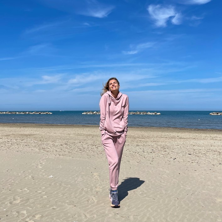 Martina Colombari Nonostante la riva sia più sicura…. a me piace il mare...