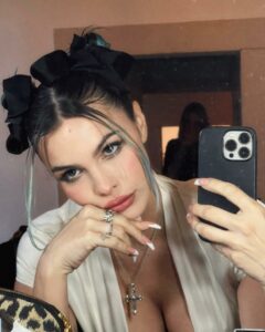 Rose Villan, la regina del gossip e dell'ironia, ha conquistato il web con il suo stile unico e...