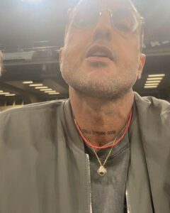 Che dire di Fabrizio Corona? Un personaggio così unico che sembra quasi uscito da una commedia...