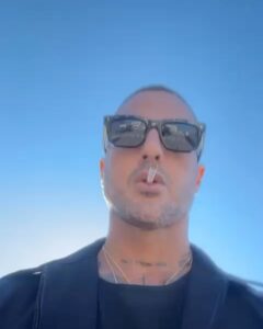 Immaginatevi un mix esplosivo tra un paparazzo, un imprenditore, uno sfaccendato e un donnaiolo...