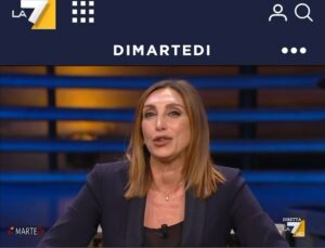 Selvaggia Lucarelli, la regina dei gossip e delle polemiche, unisce il suo acido sarcasmo a una...