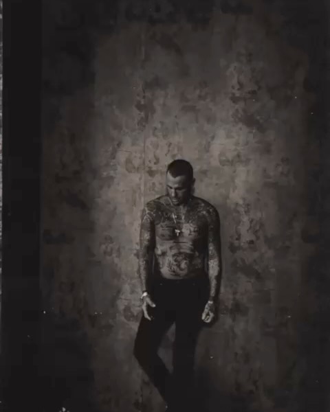 Immaginate di essere catapultati nel mondo travagliato di Fabrizio Corona, dove la cronaca rosa e...