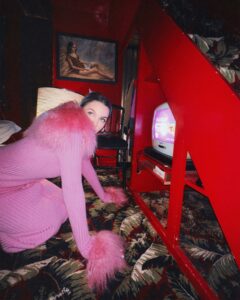 Rose Villan è la regina indiscussa dell'ironia e della simpatia. Con il suo sorriso contagioso e la...