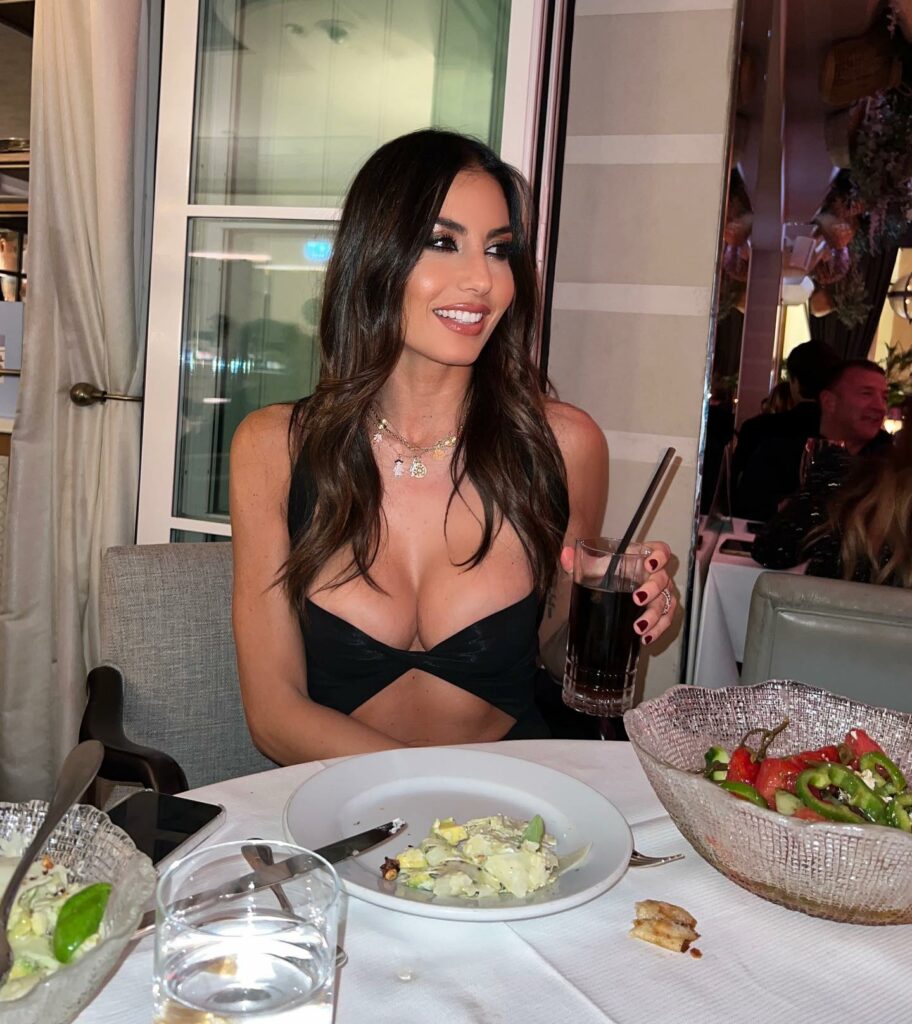 Elisabetta Gregoraci, • A touch of Darkness… su Instagram per i suoi fan