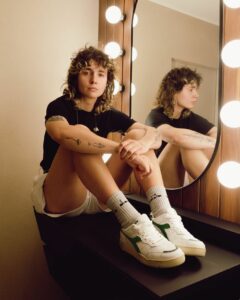 Beh, diciamocelo: nessuna festa è veramente completa senza di lei, la regina indiscussa del salotto...