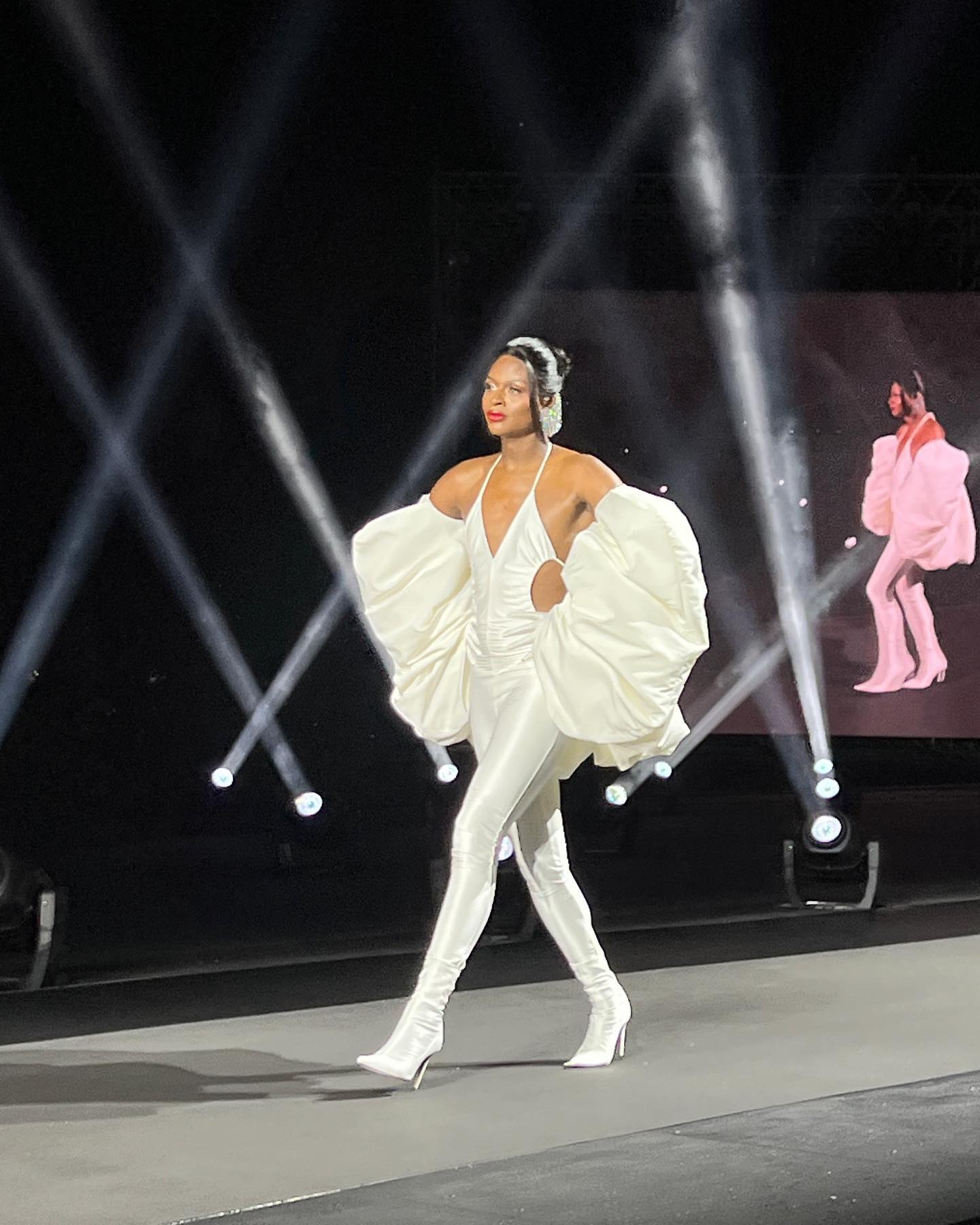 Elisabetta Canalis “Ed allo scoccare della mezzanotte l’incantesimo svanirà e ti ritroverai sul tr...