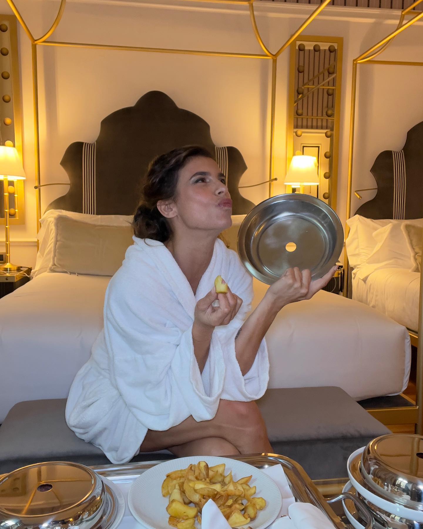 Elisabetta Canalis “Ed allo scoccare della mezzanotte l’incantesimo svanirà e ti ritroverai sul tr...