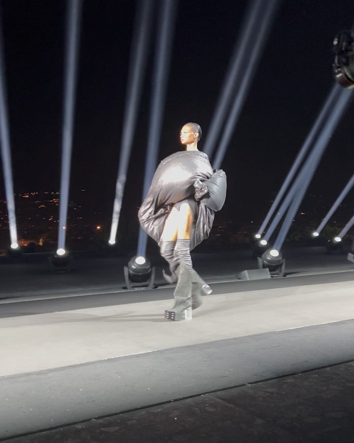 Elisabetta Canalis “Ed allo scoccare della mezzanotte l’incantesimo svanirà e ti ritroverai sul tr...